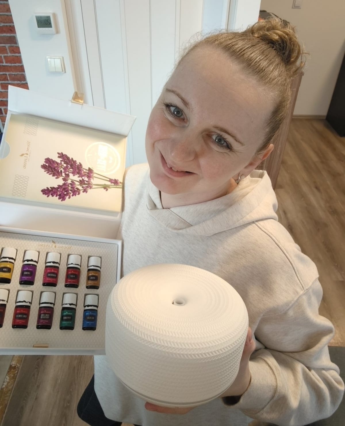 Petra Vašutová s aromaterapeutickým difuzérem a sadou esenciálních olejů