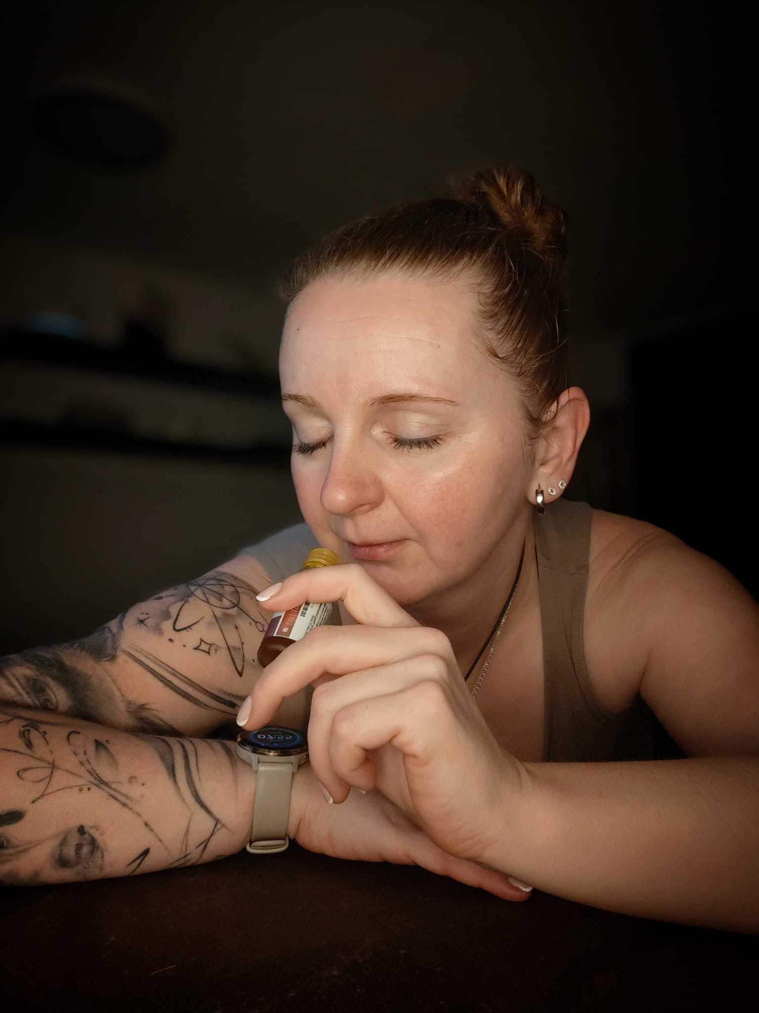 Petra Vašutová vdechuje vůni esenciálního oleje